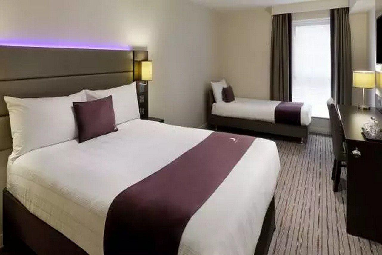 Premier Inn London Wimbledon South Buitenkant foto